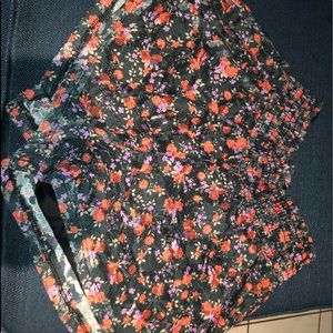 Shorts With flowers on them it’s very pretty no size they are very stretchy!